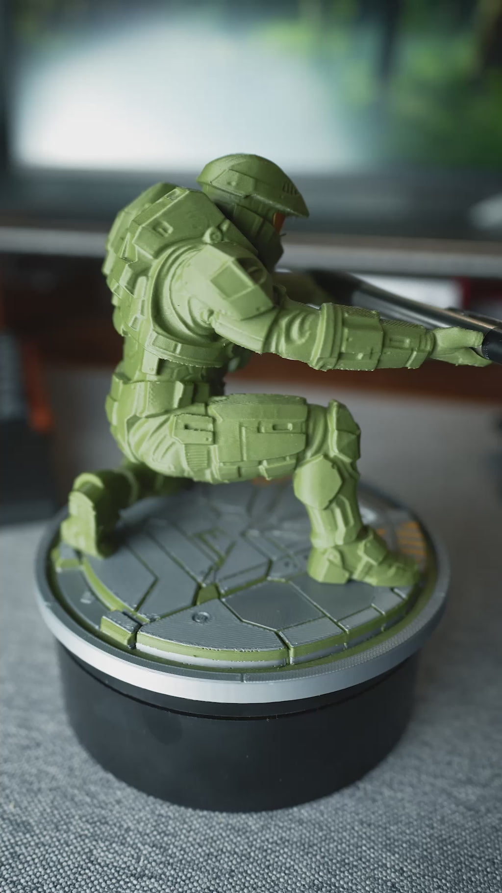 Master Chief Pen Holder – Sci-Fi Desk Organizer, Gamer Office Pencil Stand, Halo-Inspired Figure